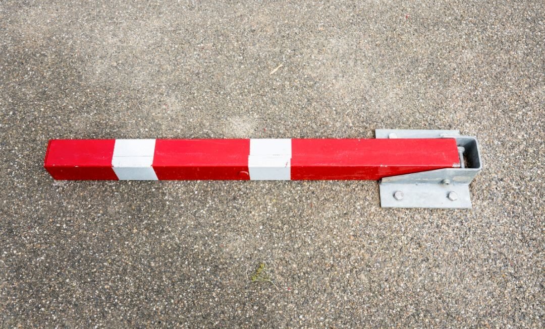 Blokada parkingowa – jak skutecznie zarządzać dostępem do miejsc parkingowych?