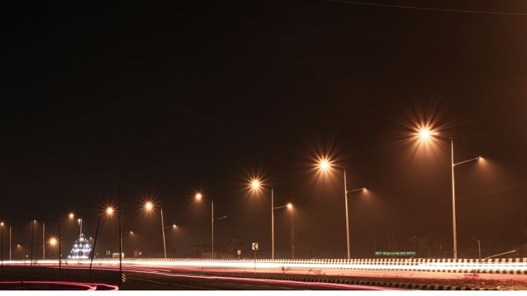 Lampy uliczne do przestrzeni miejskich – jak zaplanować inwestycję?