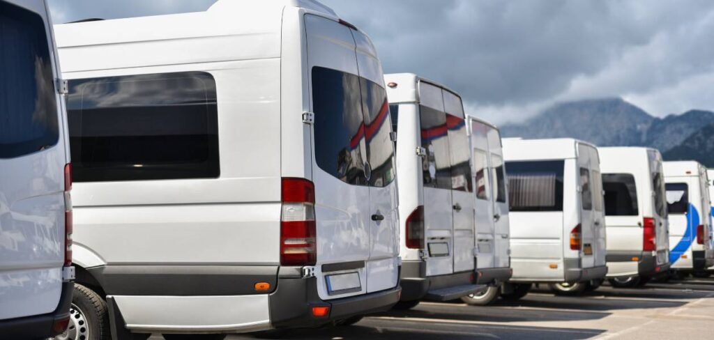 busy do niemiec kujawsko-pomorskie stojące na parkingu