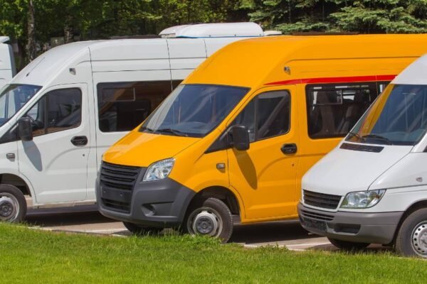 Czy warto wybrać transport busem zamiast samolotu?