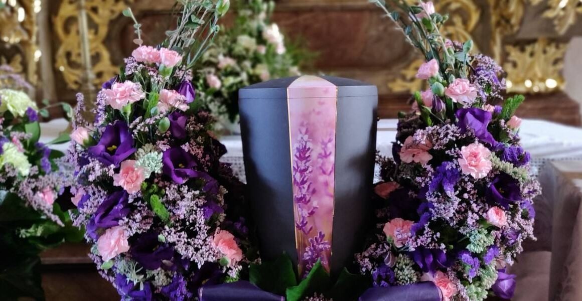 Elegancja i szacunek – rola urny w ceremonii pożegnania