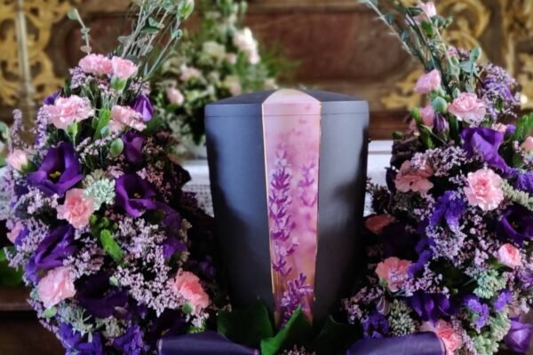 Elegancja i szacunek – rola urny w ceremonii pożegnania