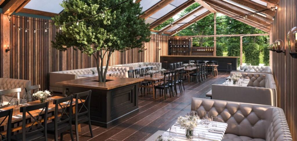 Ogródek restauracyjny z stolikami i kanapami
