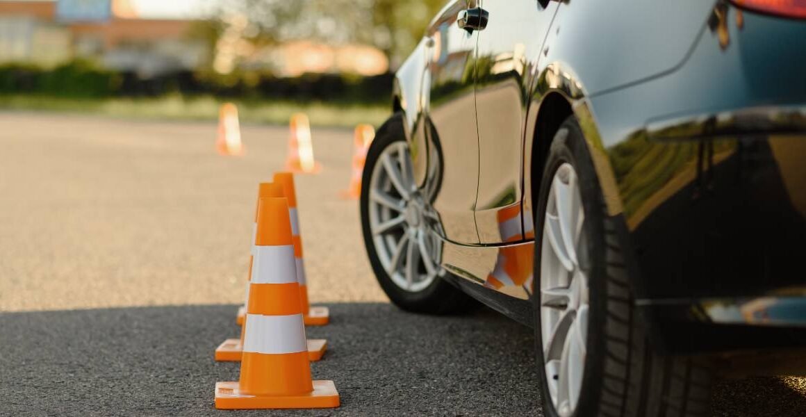 Egzamin na prawo jazdy – jak przygotowuje do niego dobra szkoła jazdy?