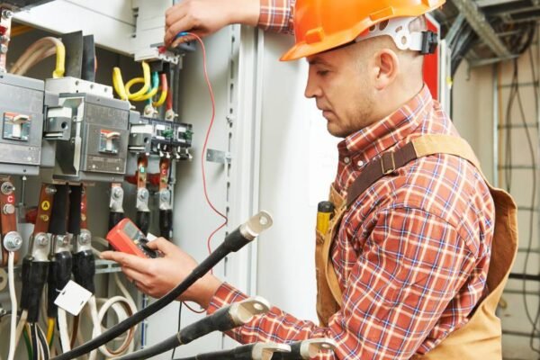 Jak zdobyć uprawnienia elektryczne i rozpocząć pracę w zawodzie?