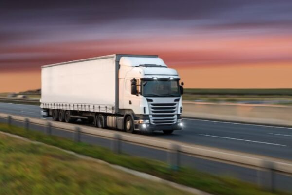 Transport krajowy – kluczowe elementy logistyki dla przedsiębiorstw