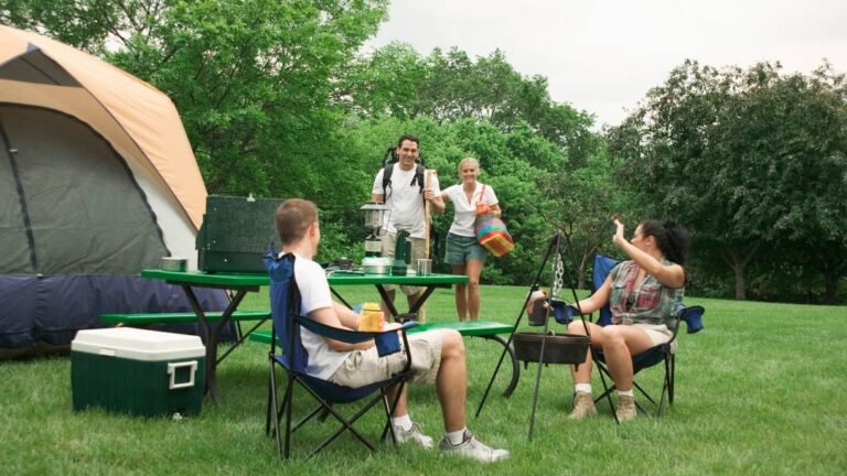 Rodzina odpoczywająca na campingu