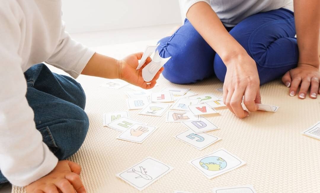 Karty emocji – nowoczesne narzędzie w pracy pedagogów i psychologów