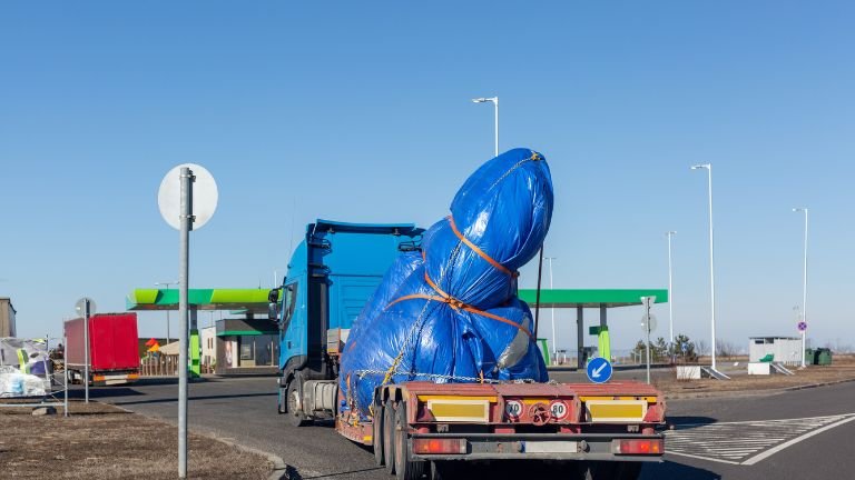Transport gabarytowy – jakie wyzwania stoją przed przewoźnikami?