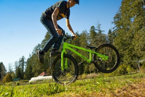 Czym różnią się rowery Dirt od BMX-ów? Poradnik dla początkujących