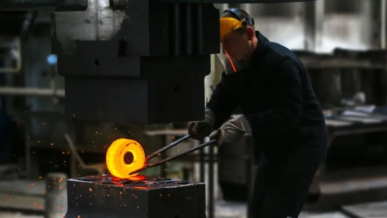 Obróbka metalu w zakładzie przemysłowym