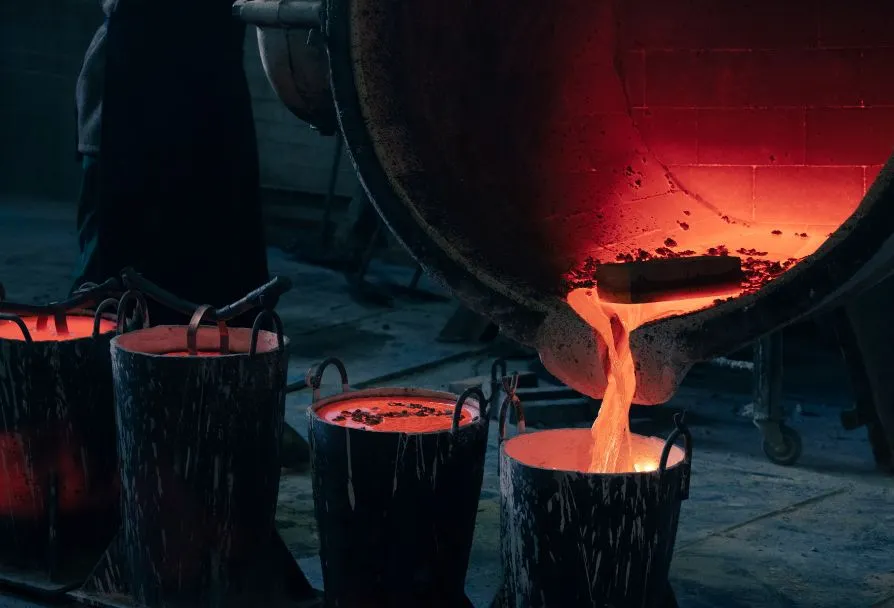 Przelewanie rozgrzanego metalu do form