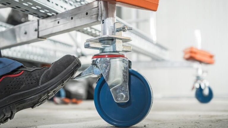 Rusztowanie jezdne z blokadą koła