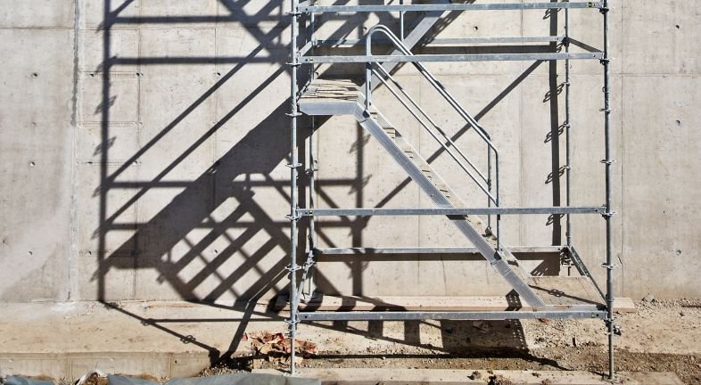 Rusztowanie aluminiowe na zewnętrz