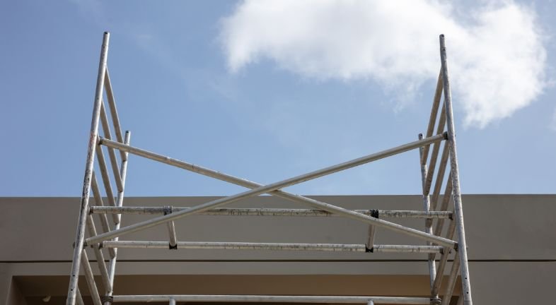 Rusztowanie przy budynku