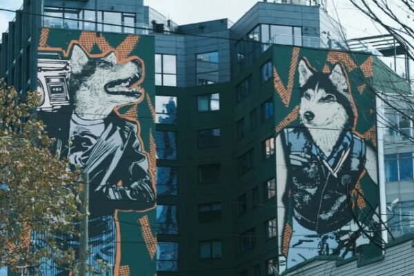 Murale artystyczne w Warszawie – jak zmieniają przestrzeń miasta?