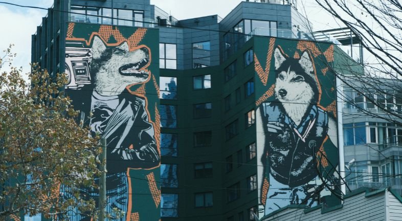 Murale artystyczne w Warszawie – jak zmieniają przestrzeń miasta?