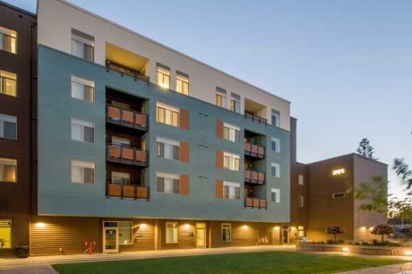 Jak profesjonalne oświetlenie budynków podnosi wartość inwestycji i przyciąga kupujących?