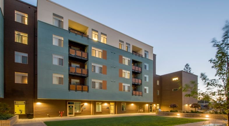 Jak profesjonalne oświetlenie budynków podnosi wartość inwestycji i przyciąga kupujących?