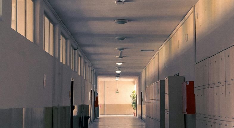 Instalacja świetlna w korytarzu