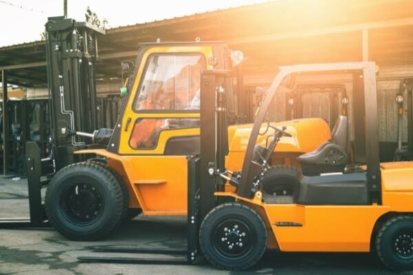 Wózki widłowe w Toruniu – wynajem czy zakup?