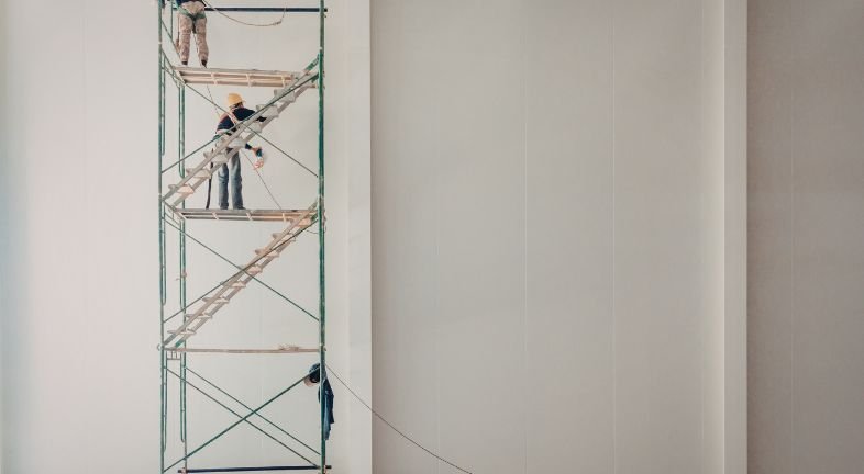 Pracownicy na rusztowaniu