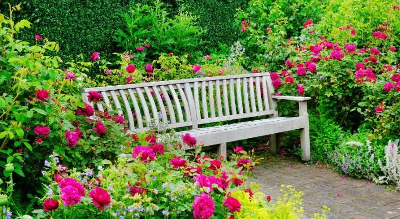 Jak dobrać meble do niewielkiego ogrodu lub tarasu?