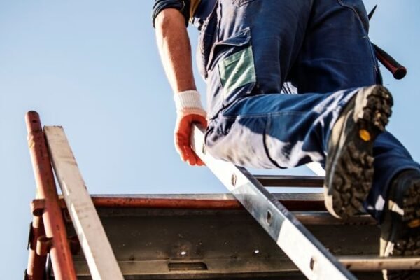 Specyfika pracy z windą dekarską Greda Lift 250 Comfort na dużych inwestycjach