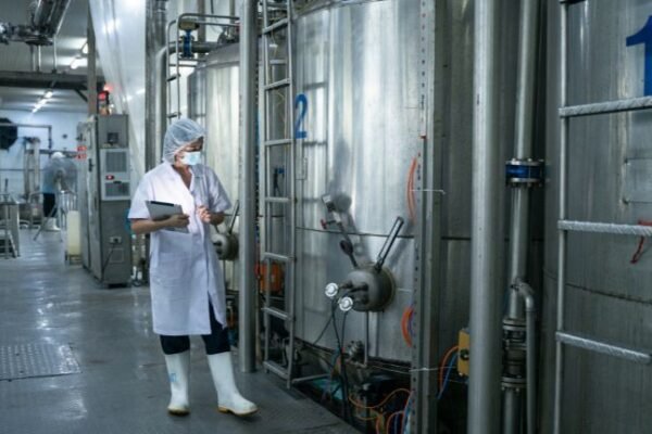 Jak bezpiecznie magazynować substancje chemiczne w zakładzie produkcyjnym?