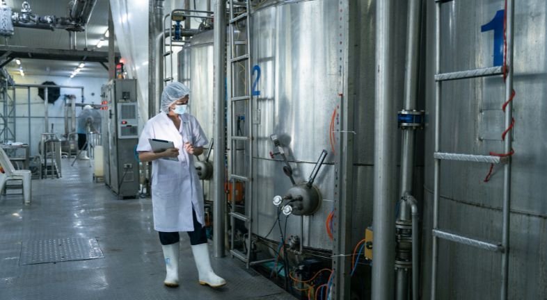 Jak bezpiecznie magazynować substancje chemiczne w zakładzie produkcyjnym?